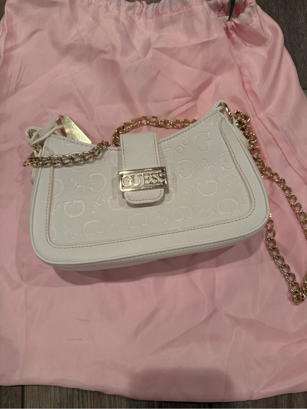 GUESS White Logo-Embossed Shoulder Bag with Gold Chain